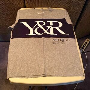 Young & Reckless short sleeve T-shirt. Size: S. Color: Gray/Black